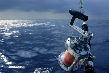 Crédence de cuisine en verre imprimé Pêcher Pêche au gros en bateau de pêcheur en eau salée
