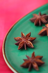 Teller mit Sternanis