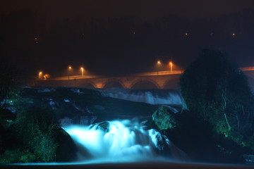 Rheinfälle in Schaffhausen in der Schweiz bei Nacht