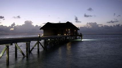 Obraz premium Blue hour - Restaurant on a tropical island
