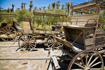 Fototapeta na wymiar Stare wagony z Old West na ranczo