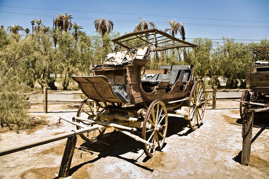 alte Kutschen aus dem Wilden Westen auf einer Ranch