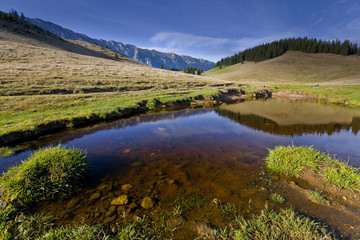 Fototapeta na wymiar Dekoracje jesień w górach i jeziorem refleksji