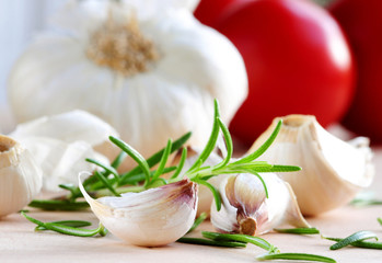 garlic - frischer knoblauch, rosmarin und tomaten