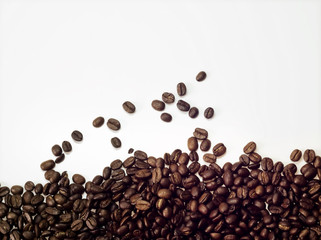 Kaffeebohnen auf weißem Hintergrund
