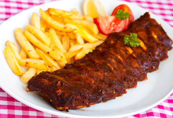 Spare rib , gegrillt,mit Pommes Frites