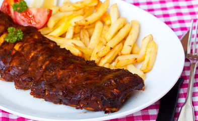 Spare rib , gegrillt,mit Pommes Frites