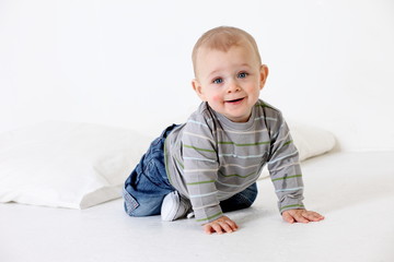 bébé a quatre pattes