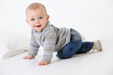 bébé a quatre pattes