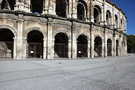 parvis de l'ar&egrave;ne