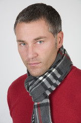 mann mit Schal und Winterpullover