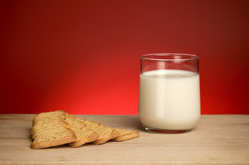 Milch mit Plätzchen, roter Hintergrund