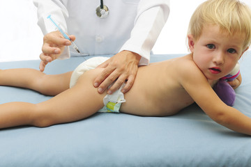 Obraz na płótnie Canvas Vaccination: doctor injecting baby