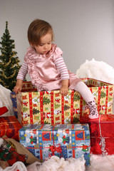 Mädchen klettert aus Geschenk
