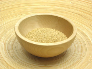 Holzschale mit Amaranth auf Bambusteller