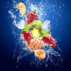Drops around fruits under water © Andrii IURLOV
