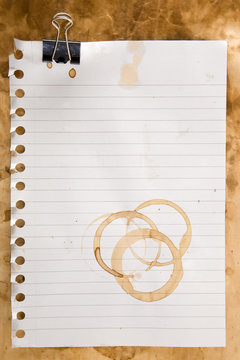 Papel con Clip y Mancha de Cafe