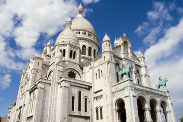 Fototapeta na wymiar Bazylika Sacre Coeur na Montmartre w Paryżu