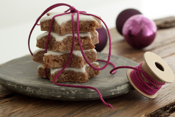 Weihnachten, Zimtsterne auf Holz