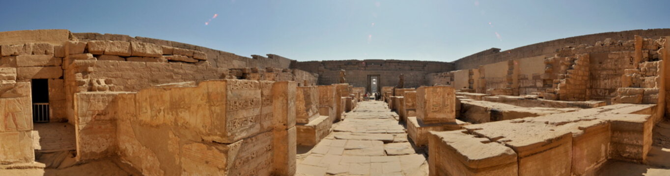 cours int&eacute;rieure temple &eacute;gyptien