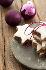 Weihnachten, Zimtsterne auf Holz