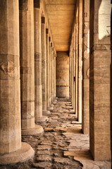 allée de colonnes égyptiennes