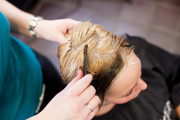 Naklejka premium besuch beim friseur