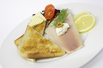 Geräuchertes Forellenfilet mit Toast und Butter