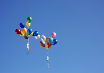 Fototapeta na wymiar Two bundles of balloons