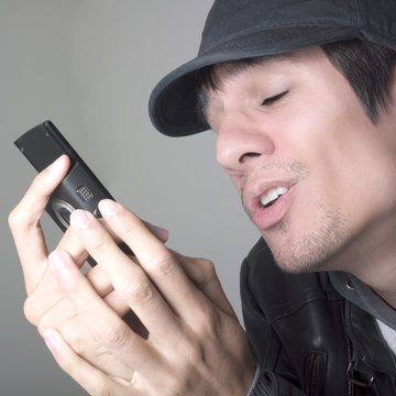 jeune homme parlant &agrave; un potable