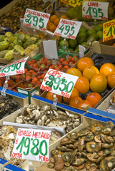 Marktstand mit Pilzen und exotischen Früchten