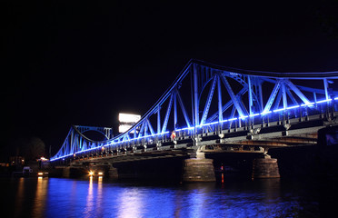 Fototapeta na wymiar Glienicke Bridge w nocy, 20 lat rocznica