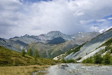 Fototapeta premium górska dolina pod zamglonym niebem
