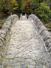 Le pont en pierres sèches.