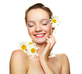Obraz na płótnie Canvas girl with many camomile flowers