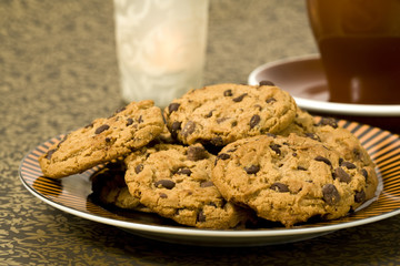 schokoladen cookies auf einem teller