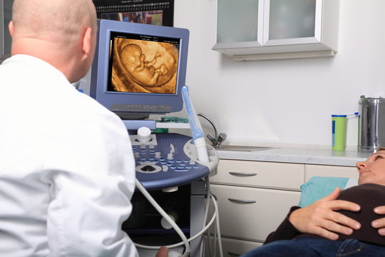 Arzt in Klinik mit Ultraschall