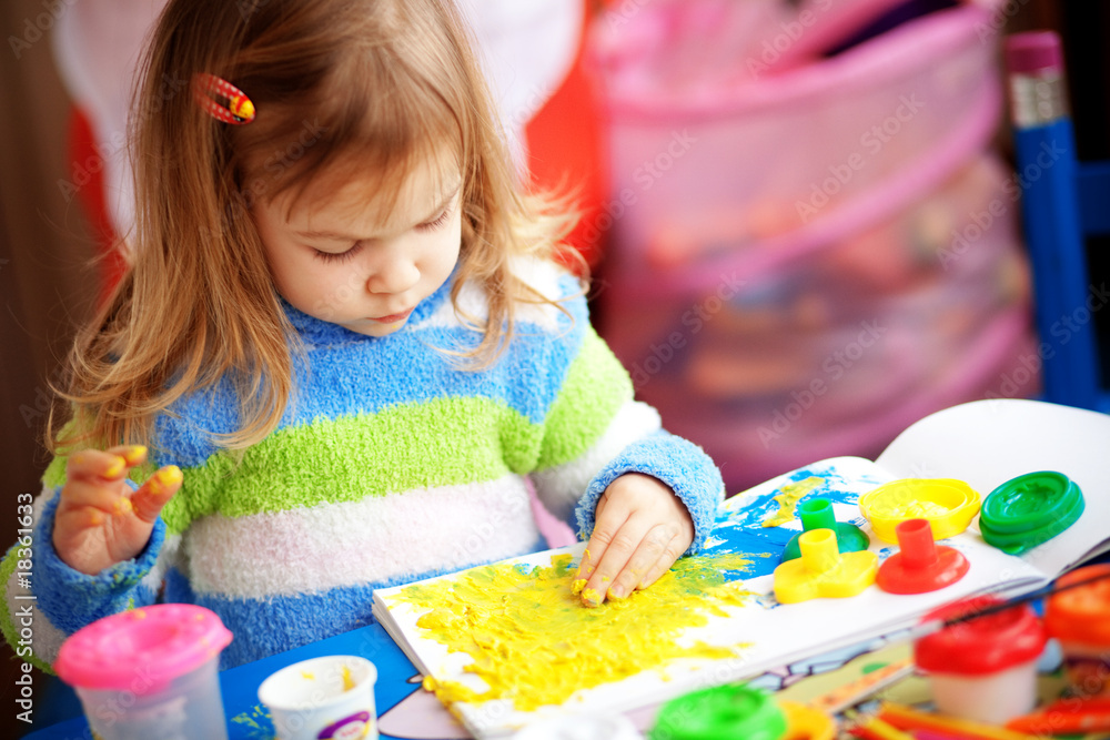 Poster Little girl painting