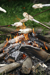 Brot am Stock am Lagerfeuer gebacken