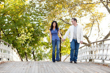 Obraz premium Couple Walk Bridge