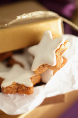 Weihnachten, Zimtsterne im goldenen Paeckchen