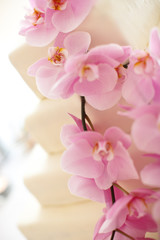 Fototapeta na wymiar Tort weselny z orchidei