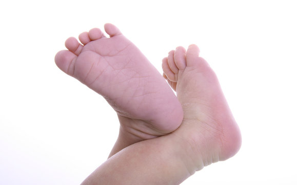 pieds de b&eacute;b&eacute; crois&eacute;s isol&eacute;s sur fond blanc