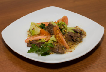 Warm salad with broccoli and hen's liver