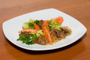 Warm salad with broccoli and hen's liver
