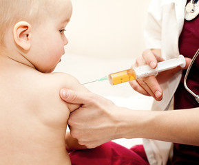 Obraz na płótnie Canvas Little baby get an injection