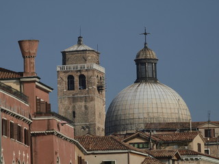 Fototapeta na wymiar Wieża i kopuła kościoła San Geremia w Wenecji