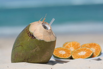 kokos i pomarańcze na plaży