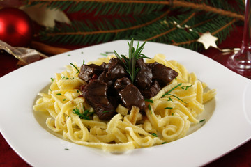 Hirschgulasch mit Spätzle