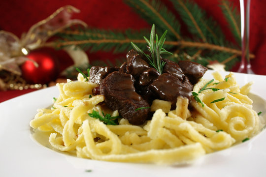 Hirschgulasch mit Sp&auml;tzle